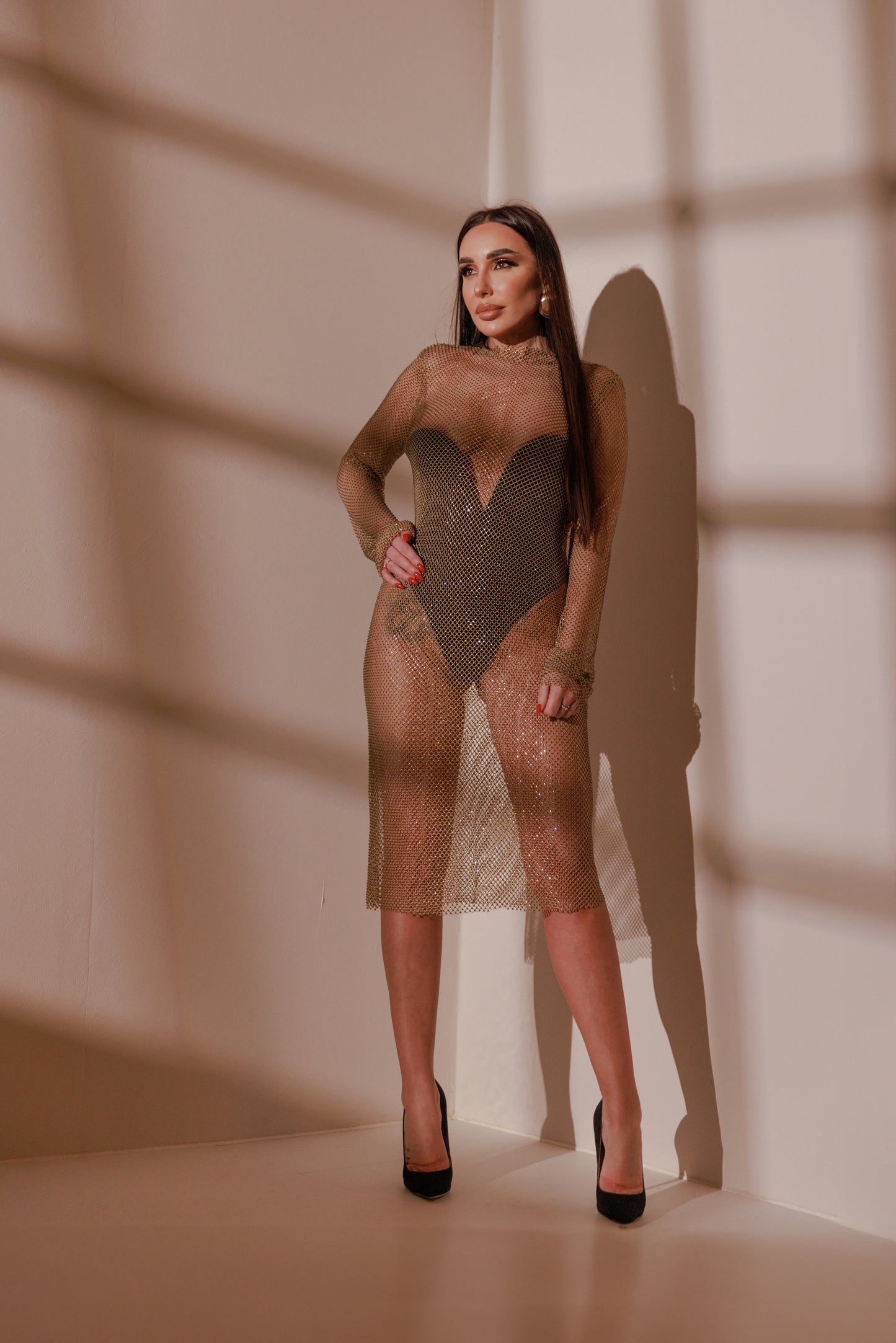 Netzkleid mit Strasssteinen in Beige