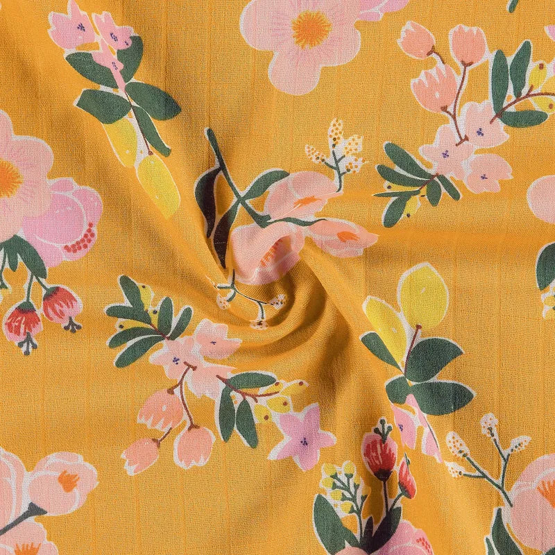 Wickelkleid aus Musselinstoff mit goldener Beschichtung