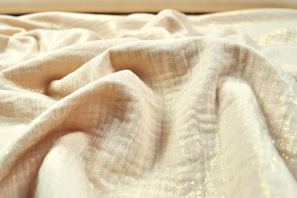 Wickelkleid aus Musselinstoff mit goldener Beschichtung