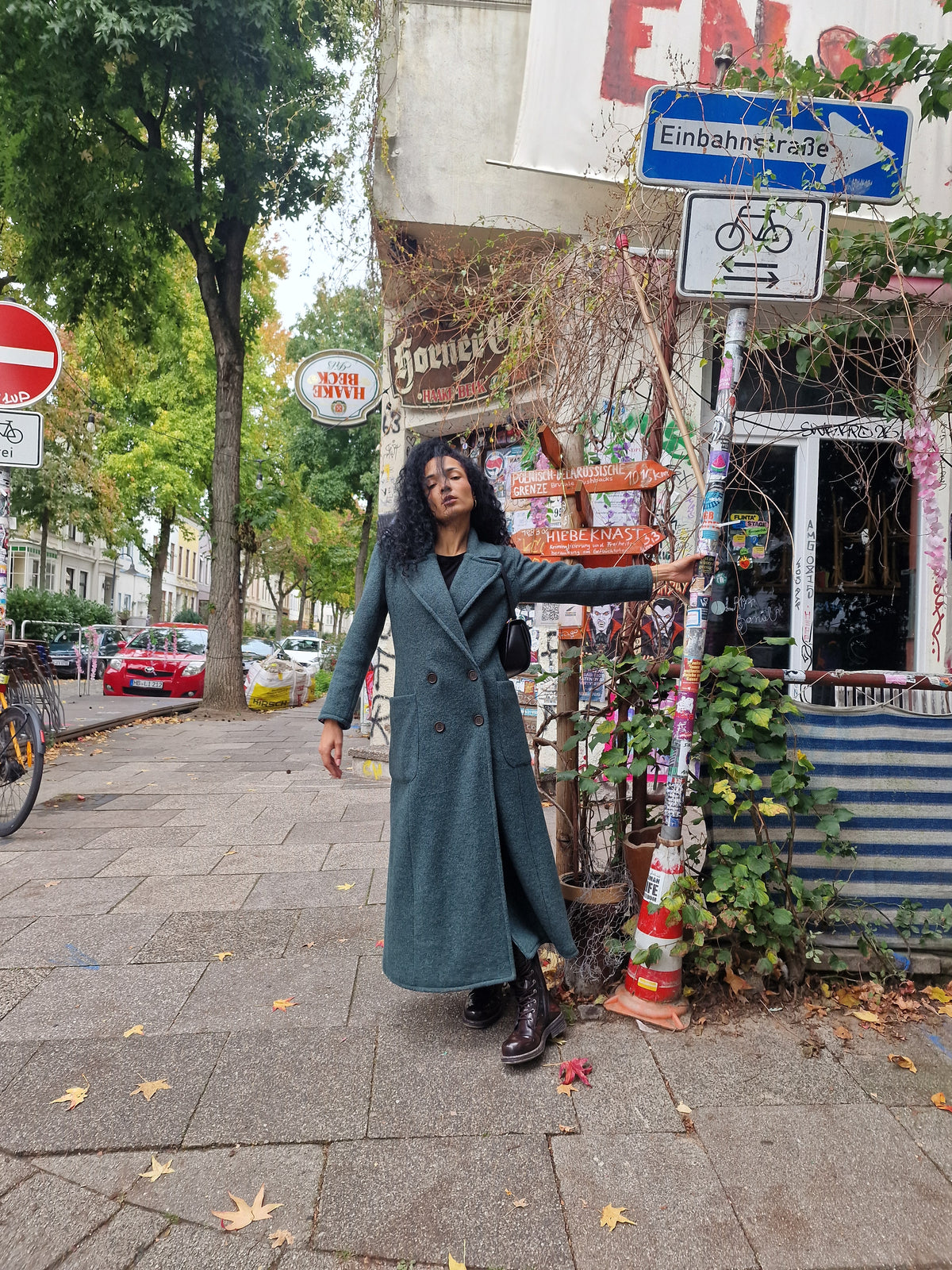 Langer Wollmantel aus Schurwolle in Tiefgrün meliert
