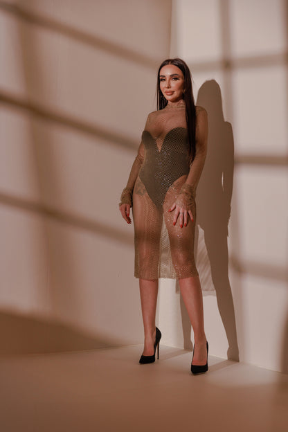 Netzkleid mit Strasssteinen in Beige