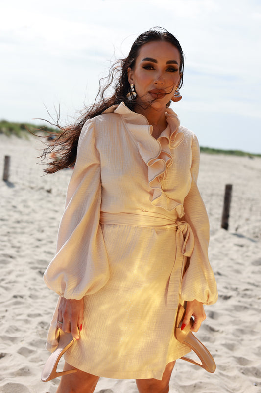 Wickelkleid aus Musselinstoff mit goldener Beschichtung
