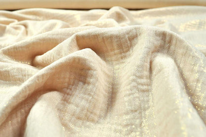 Wickelkleid aus Musselinstoff mit goldener Beschichtung